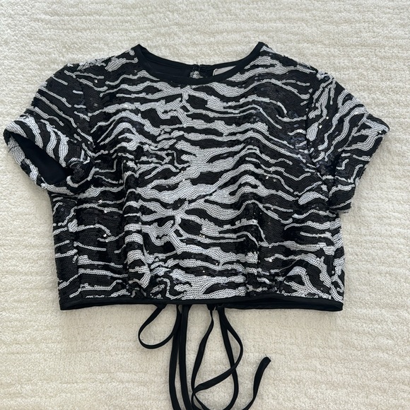 🖤🤍 lioness crop top 🤍🖤 - Picture 2 of 4